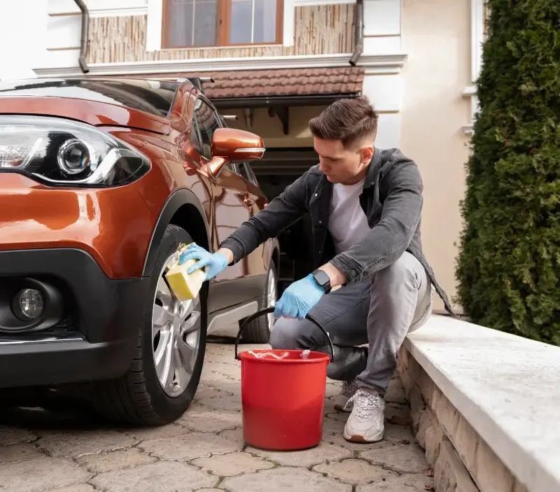 Lavage auto à domicile Moyenneville : professionnel intervenant sur un véhicule
